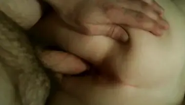 Чувак выебал бухую спящую бабу в пизду и снял секс на камеру крупным планом