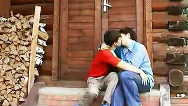 Русская мамаша возбудила сына двоечника поцелуем и чпокнулась с ним в хате