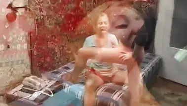 Бухая русская девушка орет, когда её ебут дезодорантом в пизду после анала