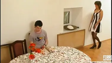 Член сына для волосатой пизды русской мамы в чулках