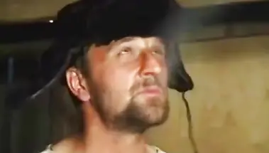 Сын подглядывает за родительским сексом в сарае с дровами