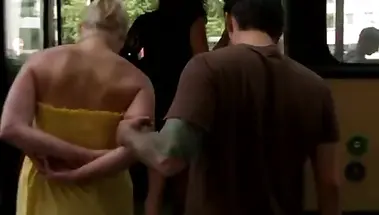 Хозяин жестко имеет рабыню в жопу, унижая её в автобусе