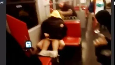 Пьяная парочка ебется в метро на глазах пассажиров с телефонами в руках