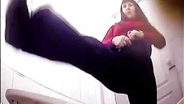 Подборка писающих девушек перед скрытой камерой в унитазе