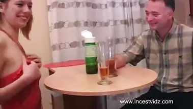 Зрелый папа выпил пива и чпокнул дочь на кухне