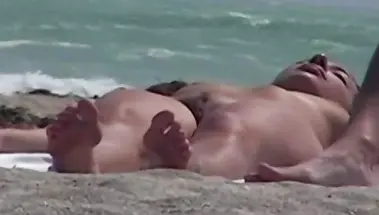 Снял на скрытую камеру письки молодых нудисток на пляже