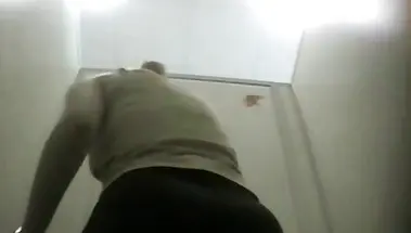 Скрытая съемка писающих женщин в туалете крупным планом