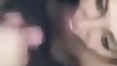 Русская изменщица сосёт хуй, издавая громкие звуки