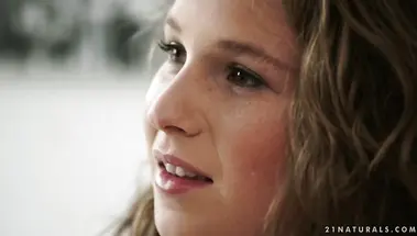 Трахает подружку в наезднице и нежно теребит клитор