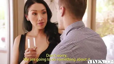 Няня и жена латинка ебутся вдвоем с молодым мужем