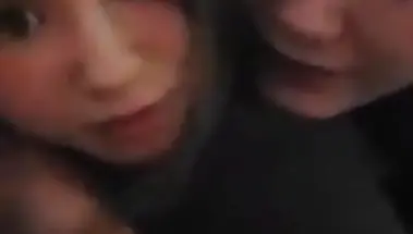 Девка из Крыма стонет в камеру, пока её трахает пацан