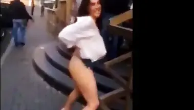 Бухая мажорка засветила жопу под юбкой и получила пощечину у клуба