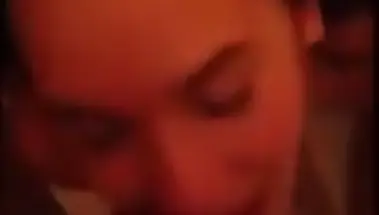 Сексвайф из Черкесска ебут раком, пока муж дрочит ей в рот