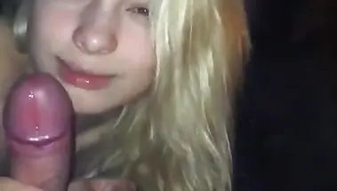 Чел курит, пока замужняя сучка из Казани облизывает член