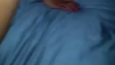 Засаживает большой хуй в невинный анал стройной подруги