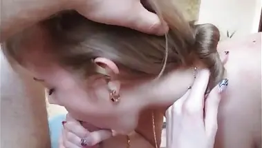 Изменщица ласкает губами хуй любовника, отправив мужа на работу