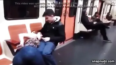 Сучка в лосинах сосет хуй приятеля на публике в метро