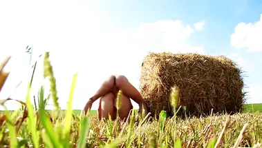 Деревенский тракторист выебал раком студентку в поле на практике