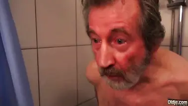 Дед обчончал плоский живот внучки, отымев её бритую манду