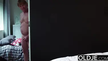 Дед подсмотрел за мастурбацией внучки и оттарабанил её в бритую письку