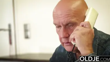 Отчим проучил дочь за плохие оценки, поимев её в кабинете