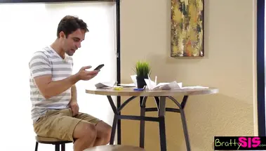 Брат подрочил пизду 18-летней сестры и выебал