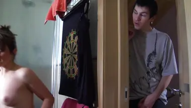 Русский сын подсмотрел за мамой в душе и нагло поимел её