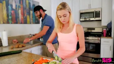 Брат кончил на лицо сводной сестры, отымев её с удушением