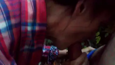 Русская бабуля из Москвы сосёт широкий хуй друга внука в лесу