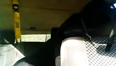 Таксист собирается выебать в резинке русскую хабалку в машине