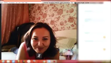 Показывает киску и сиськи онанисту перед вебкамерой