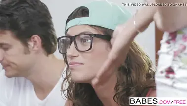 Мама устроила ЖМЖ трах с дочкой и бойфрендом, спасая девку от игромании