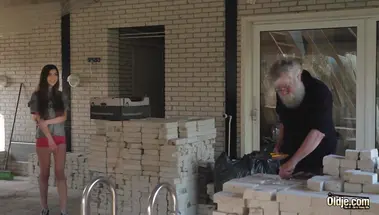 Молодая мажорка склонила к ебле старого строителя, отсосав хуй в 69