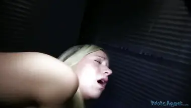 Пикапер накончал спермы в пизду продажной сучки, трахнув её в подъезде