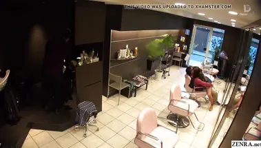 Парикмахерша из Атами трется о хуй клиента и делает минет в барбершопе