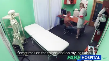 Стриптизер ебет докторшу в чулках и кончает ей на лобок