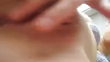 Московская медсестра струйно кончает, мастурбируя в туалете