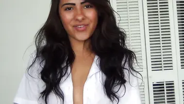 Красивая медсестра учит дрочить член, и выбирать презервативы