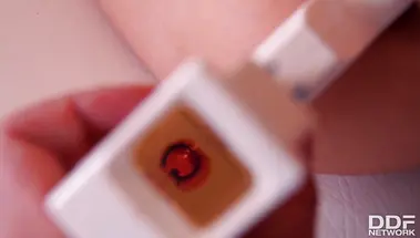 Черная медсестра устроила секс на троих с русской пациенткой и доктором