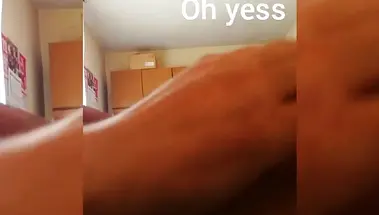 Зрелая врачиха осматривает вялый член онаниста в больнице