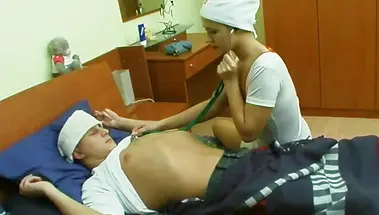 Русская медсестра в колготках и на каблуках трахнулась в жопу до кремпая