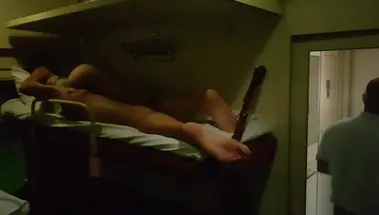 Незнакомка показывает жопу и мнет ягодицы в вагоне поезда