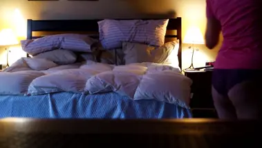 Молодой делает куни зрелой сексвайф и трахает в миссионерской позе