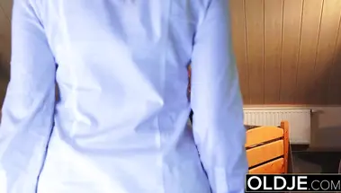 Внучка отвлекает деда от музыки, оралом в 69 и сексом