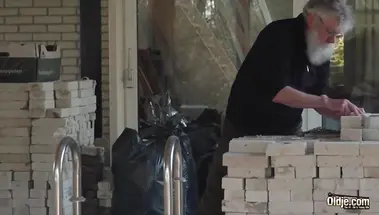 Старый прораб лижет пилотку 18-летней дочери клиента в позе 69