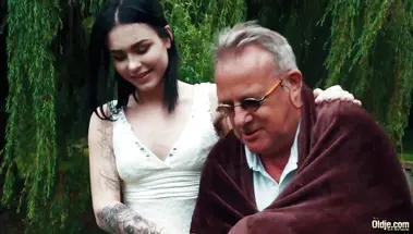 Красивая внучка елозит пиздой по лицу деда и ебется на пикнике