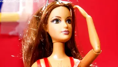 Синди мастурбирует на еблю Барби и Кена