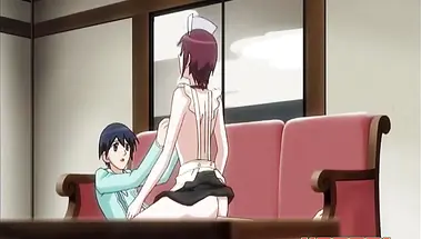 Японский студент дрючит служанку на диване и хвастается перед друзьями в хентай видео ролике