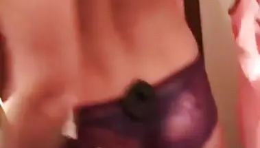 Русский парень вылизывает соски и письку подружки в примерочной