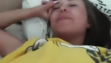 Обкончал грудь русской подруги, разбудив её фингерингом и хуем во рту